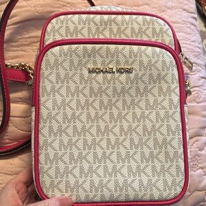 Michael Kors cross body. Super cute!